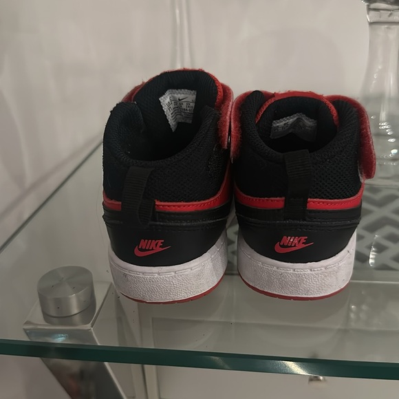 Nike red and black high top sneakers, unisex, Velcro strap, toddler - Picture 3 of 3